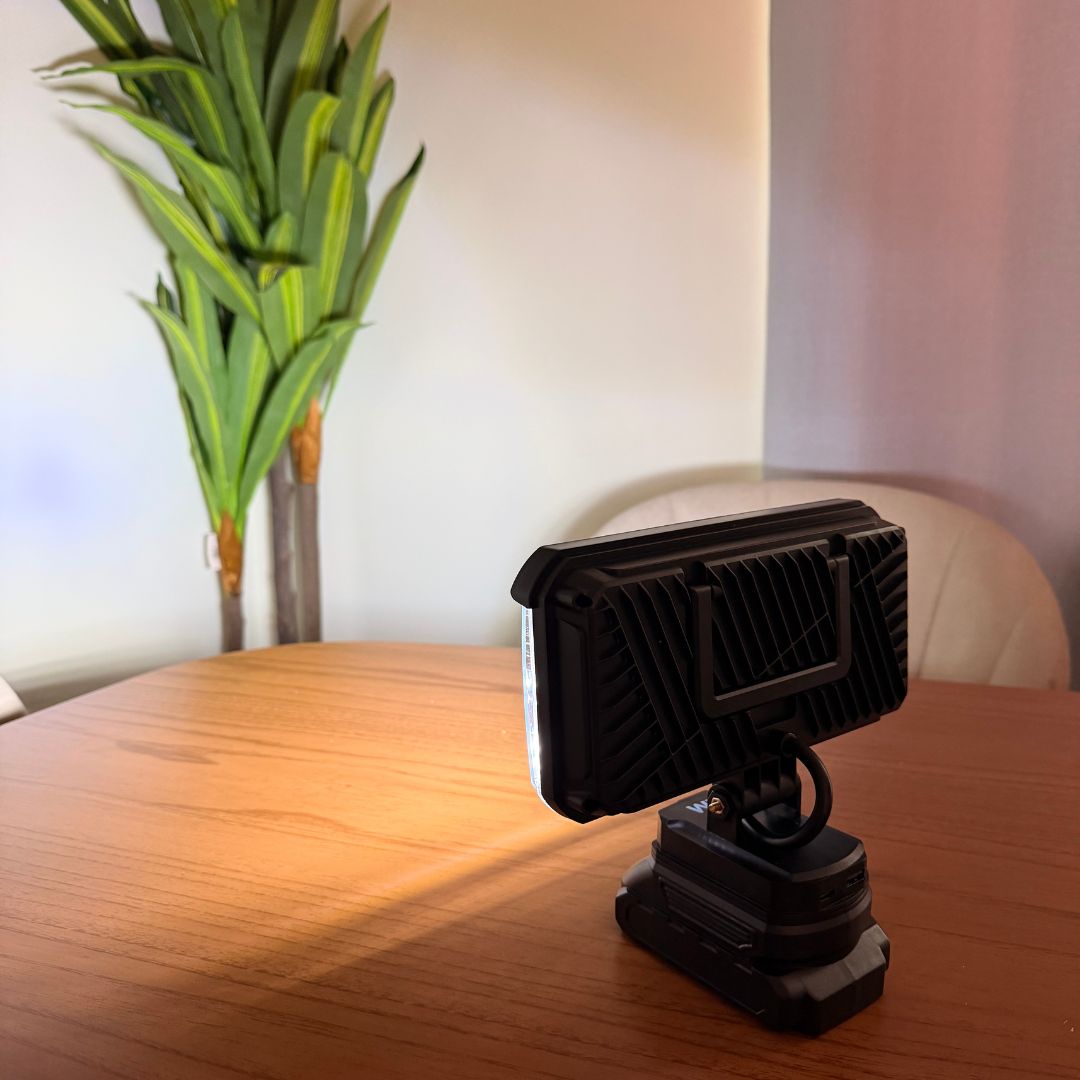Foco LED Recargable de Emergencia 120W - Batería Intercambiable / IP44