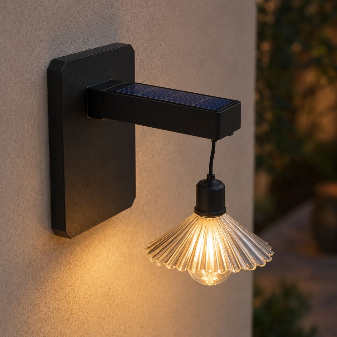 Aplique Solar Decorativo con Pantalla Acanalada - Luz Cálida / IP65 - Disponible en Dreamy Home!