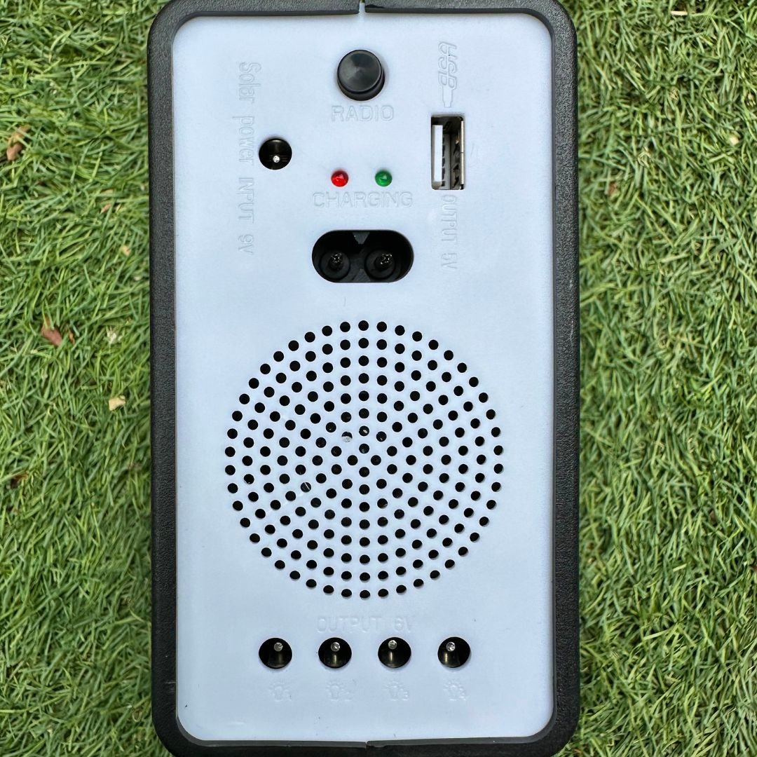 Estación Solar Portátil - 3 Luces / FM / Bluetooth / USB - Luces nocturnas e iluminación ambiente - Disponible en Dreamy Home!