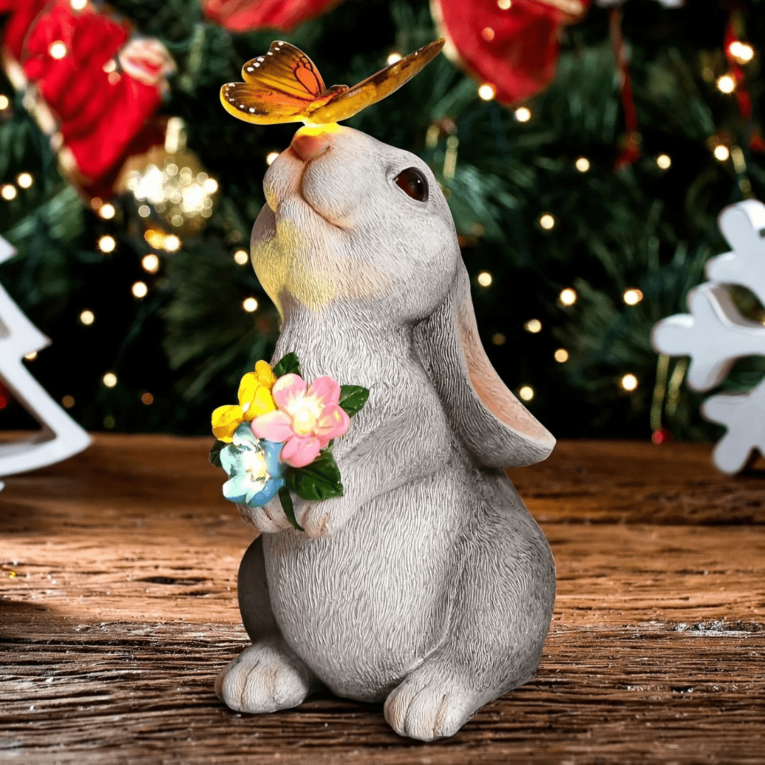 Estatua de Conejo con Ramo Solar - Resina / Luz Cálida / IP65 - Disponible en Dreamy Home!