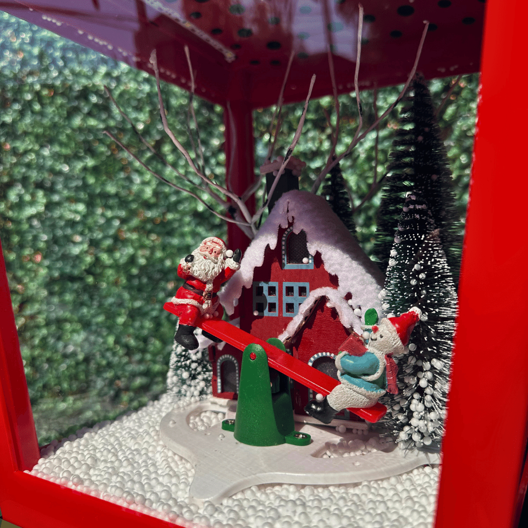 Farol Navideño con Nieve y Música – Luz y Movimiento / Enchufe