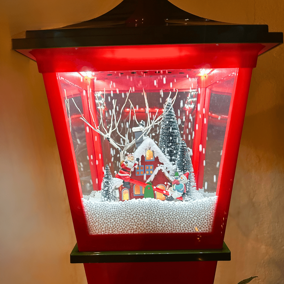 Farol Navideño con Nieve y Música – Luz y Movimiento / Enchufe