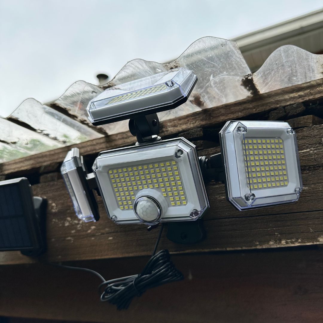 Foco de 4 Luces Proyección Solar 120W - Luz Fría Sensor de Movimiento - Dreamy Home
