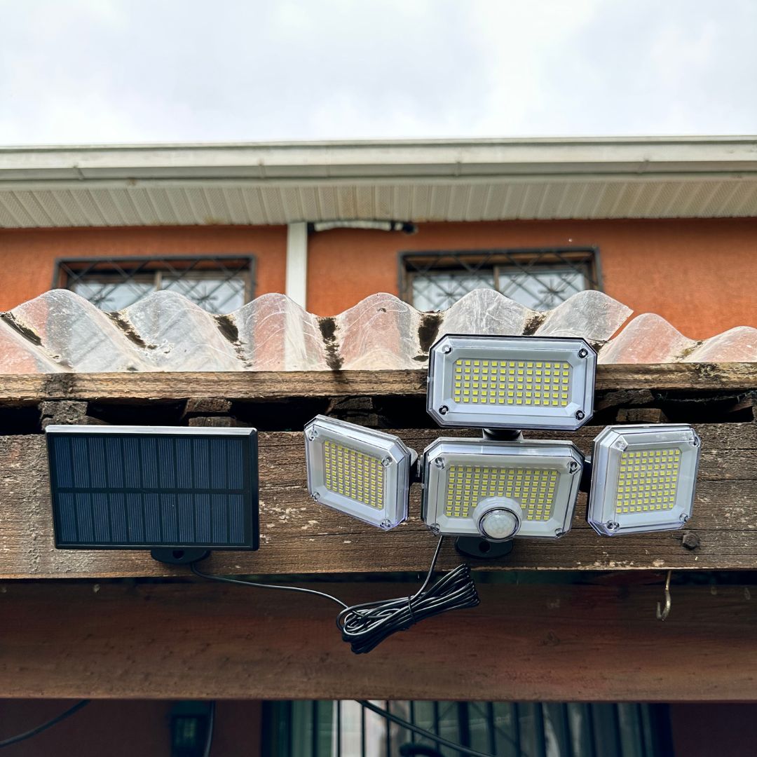 Foco de 4 Luces Proyección Solar 120W - Luz Fría Sensor de Movimiento - Dreamy Home