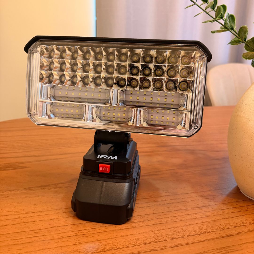 Foco LED Recargable de Emergencia 120W - Batería Intercambiable / IP44 - Disponible en Dreamy Home!