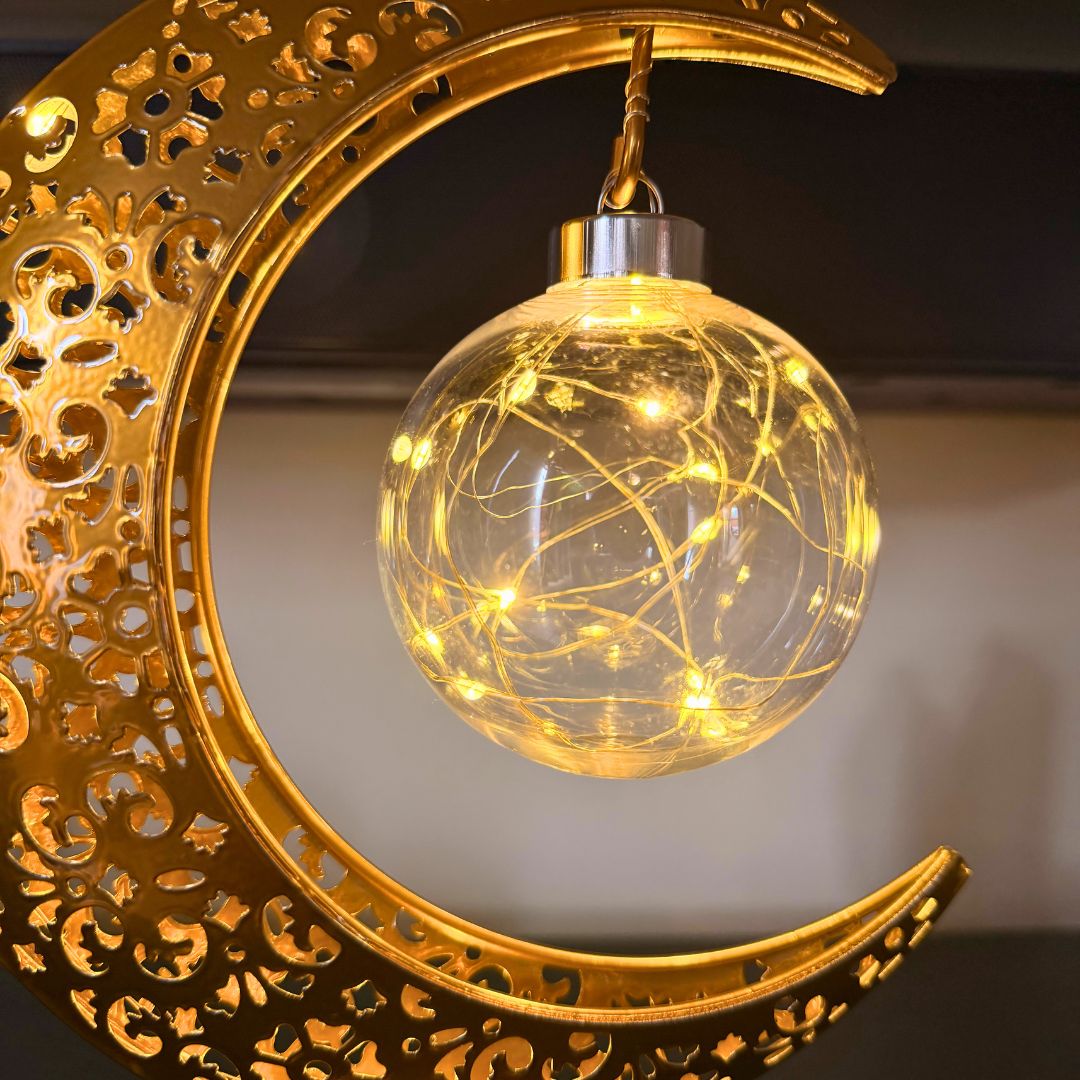 Lámpara Decorativa Luna Dorada - Luz Cálida / 3 Pilas AA / Metal - Disponible en Dreamy Home!