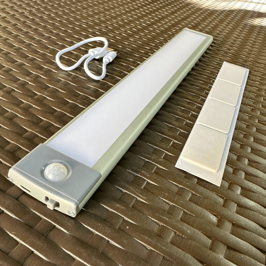 Lámpara LED automática tipo barra recargable con sensor
