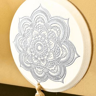 Mandala Pedestal Diseño Plateado - Detalle Borla-Dreamy Home
