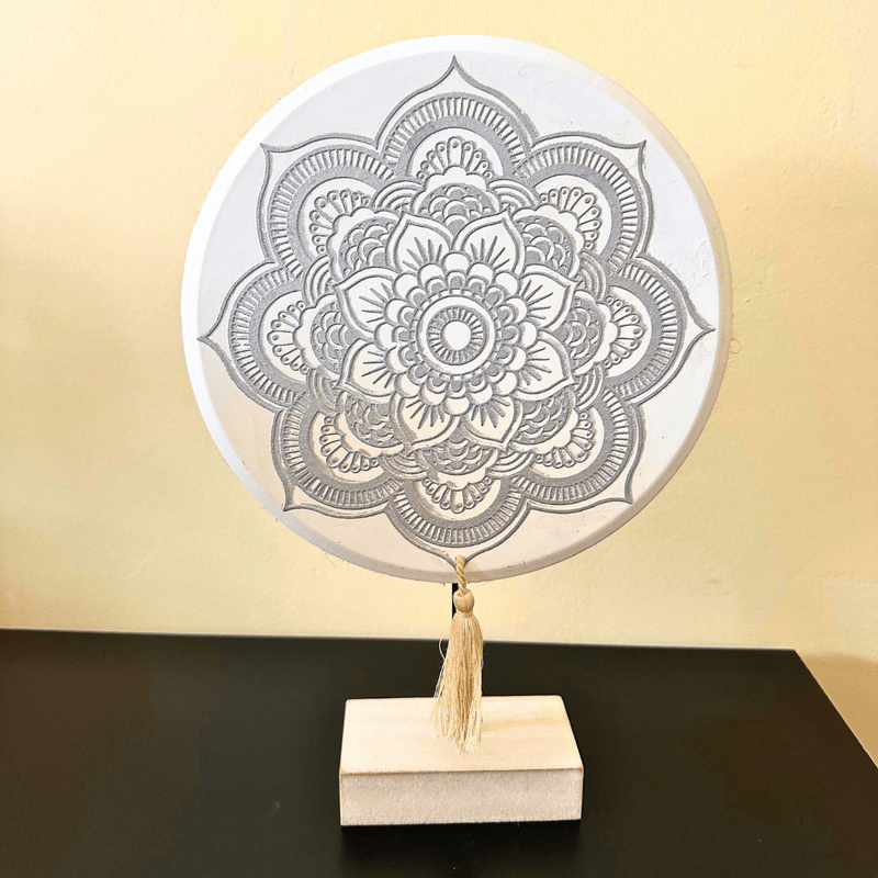 Mandala Pedestal Diseño Plateado - Detalle Borla-Dreamy Home